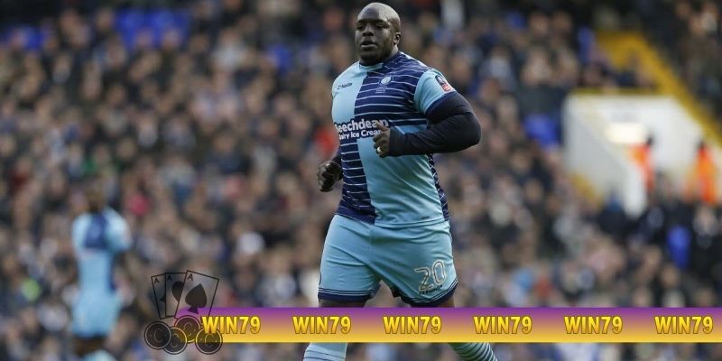 Akinfenwa lọt top 10 cầu thủ khỏe nhất