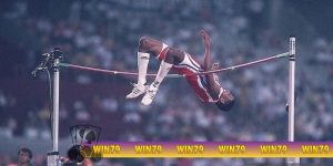 Cầu thủ nhảy cao hơn xà ngang