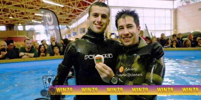 Giải mã kỷ lục nín thở dưới nước cực khó tin