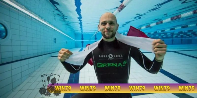 Góc khuất kỷ lục nín thở dưới nước